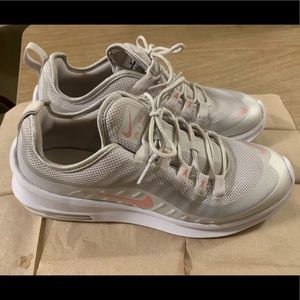 Women’s Nike Air Max Axis Size 9